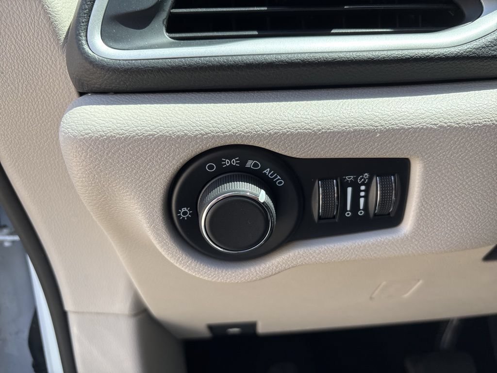 2024 Chrysler Voyager LX - Photo 18