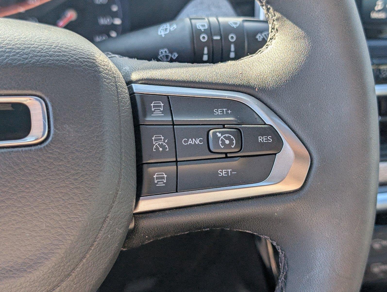 Used 2025 Bright White Clearcoat Jeep Latitude image 28