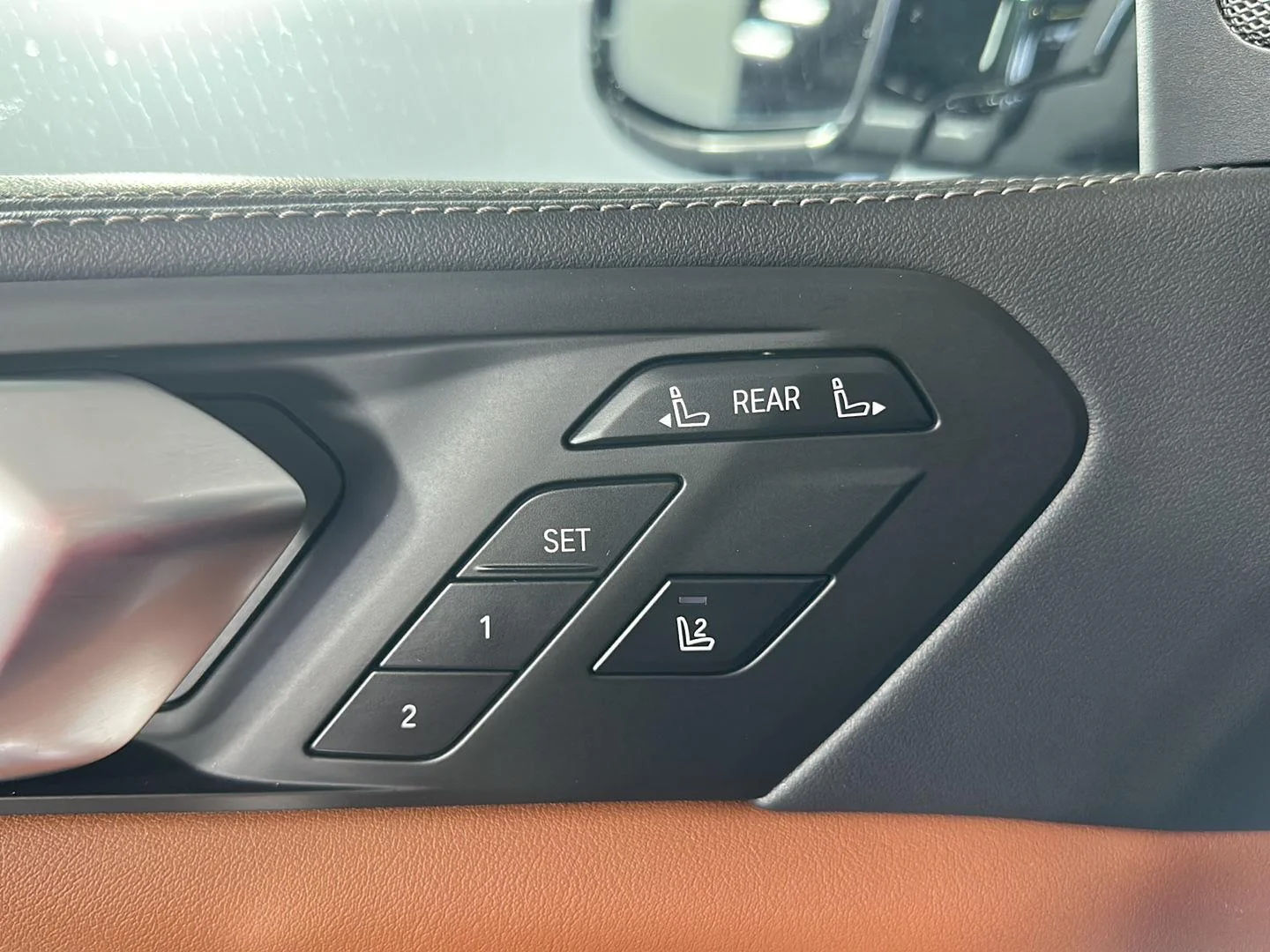 Used 2024 Mineral White Metallic BMW xDrive40i image 8