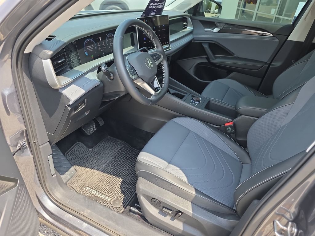 Used 2025  Volkswagen 2.0T SE image 11
