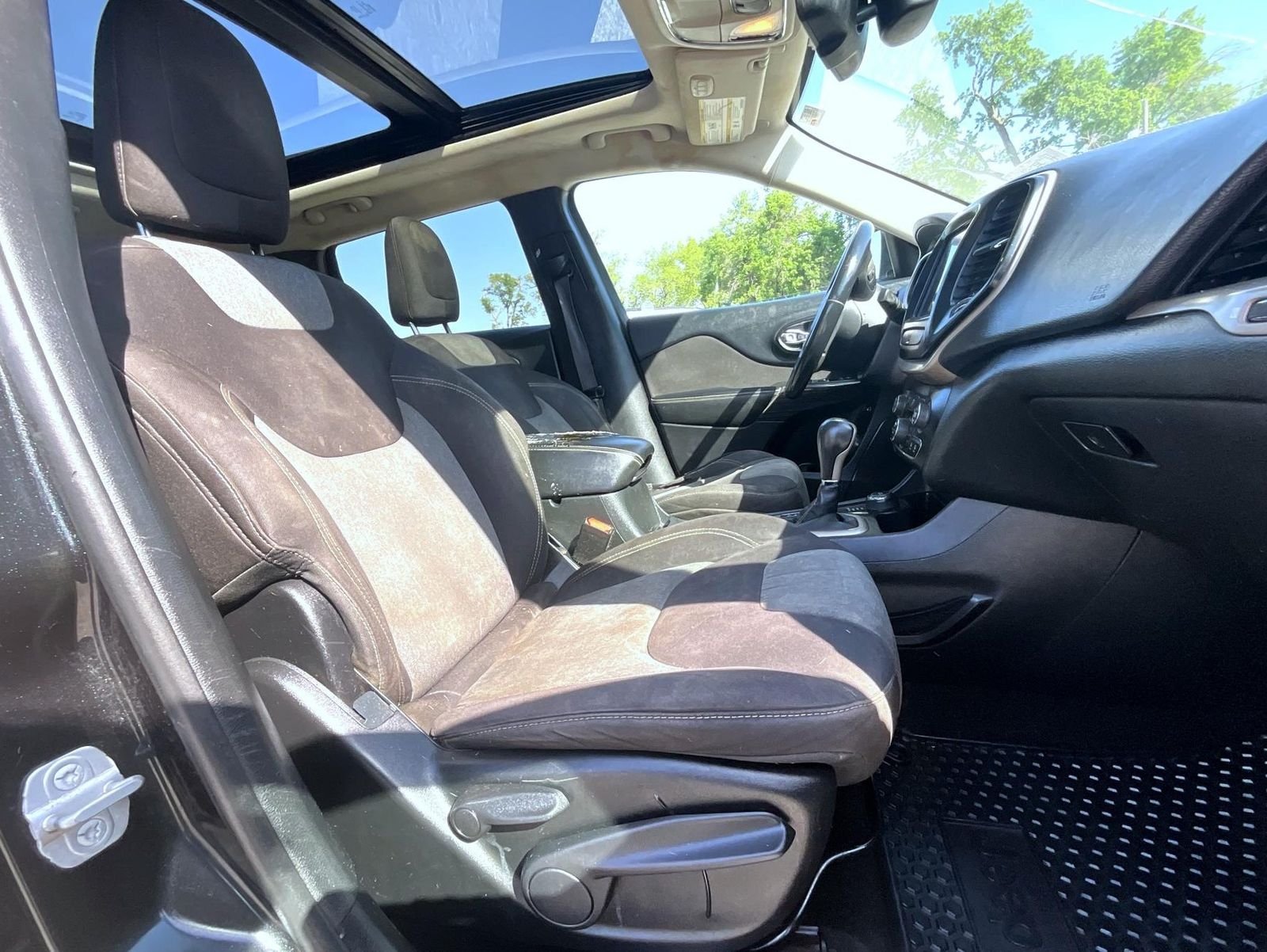 Used 2014 Black Jeep Latitude image 17