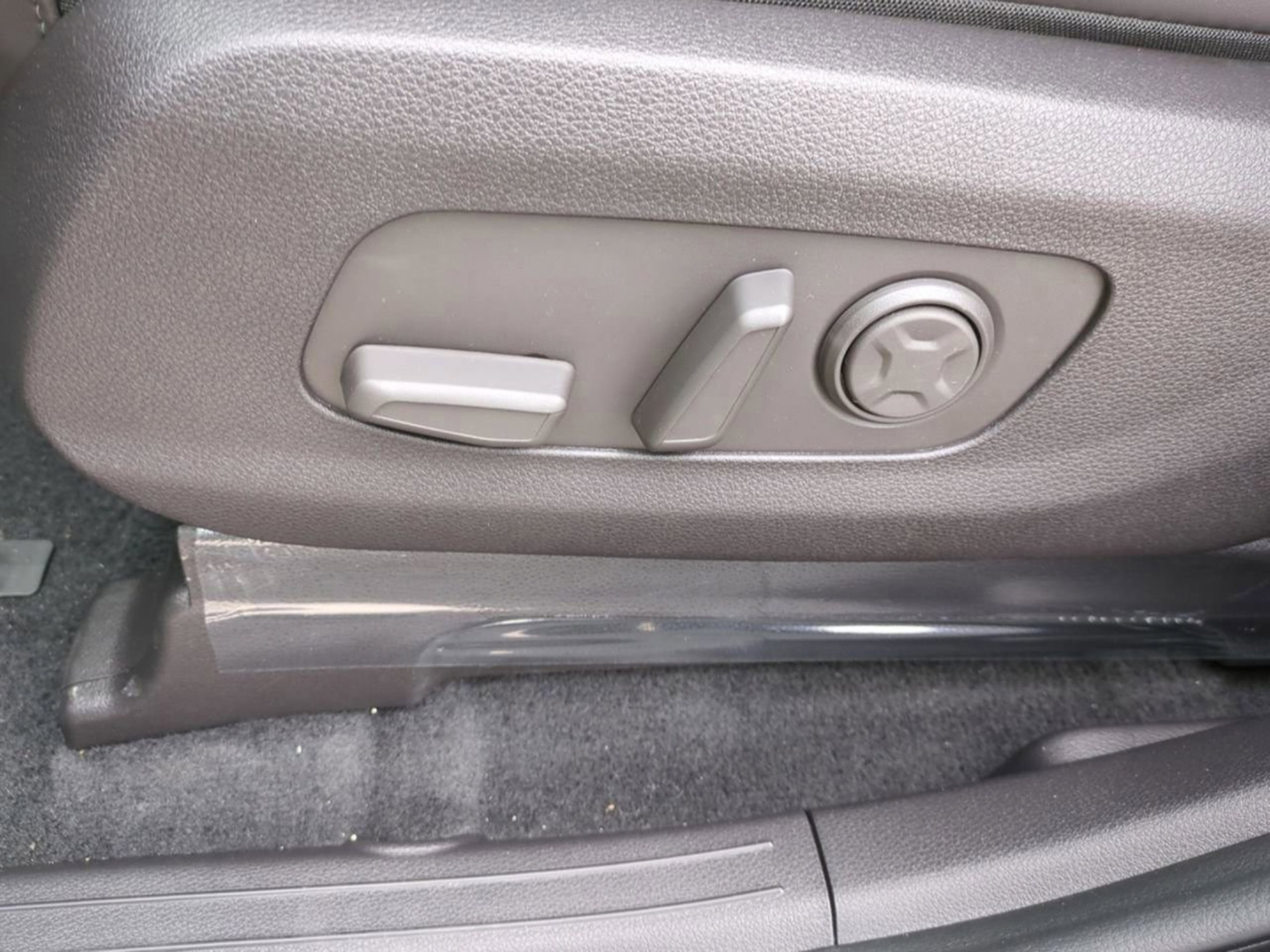New 2026 Ivory Silver Kia EX image 24