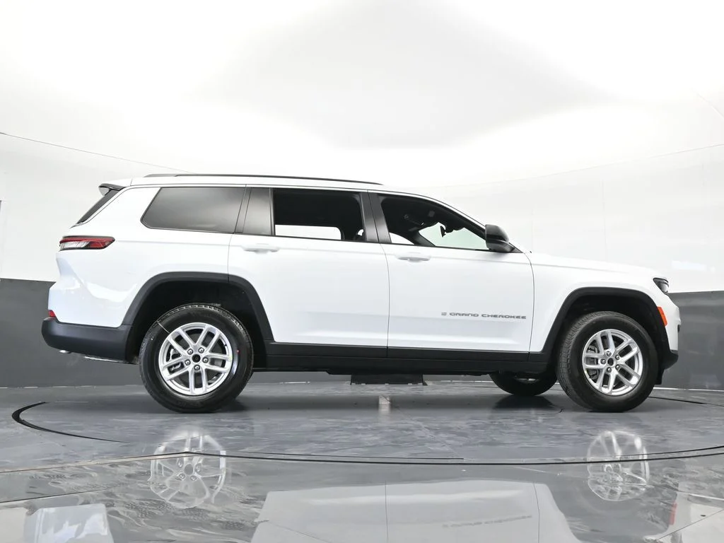 New 2026 Bright White Clear-Coat Exterior Paint Jeep Laredo image 57