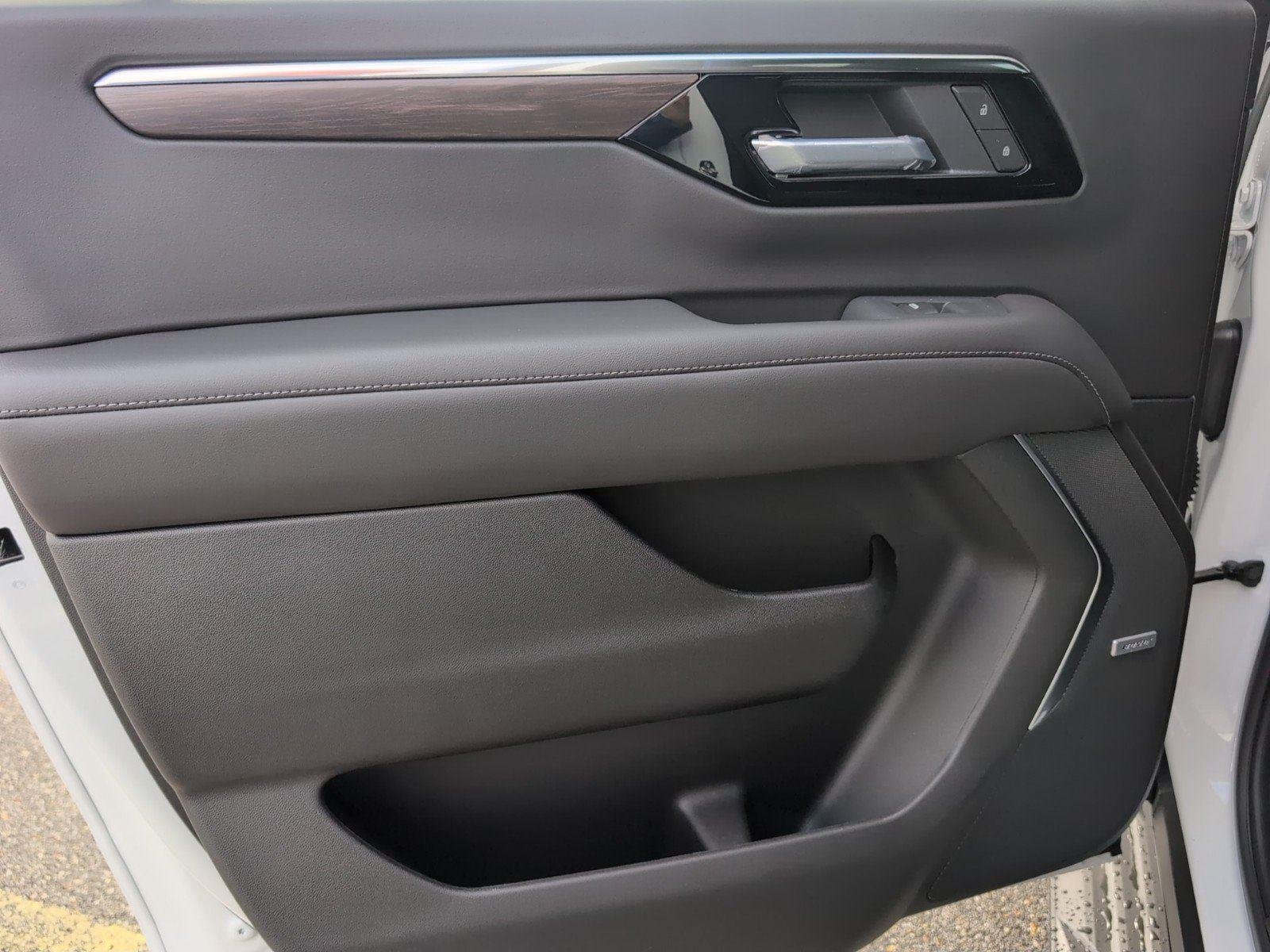 2026 Chevrolet Suburban LT - Photo 31