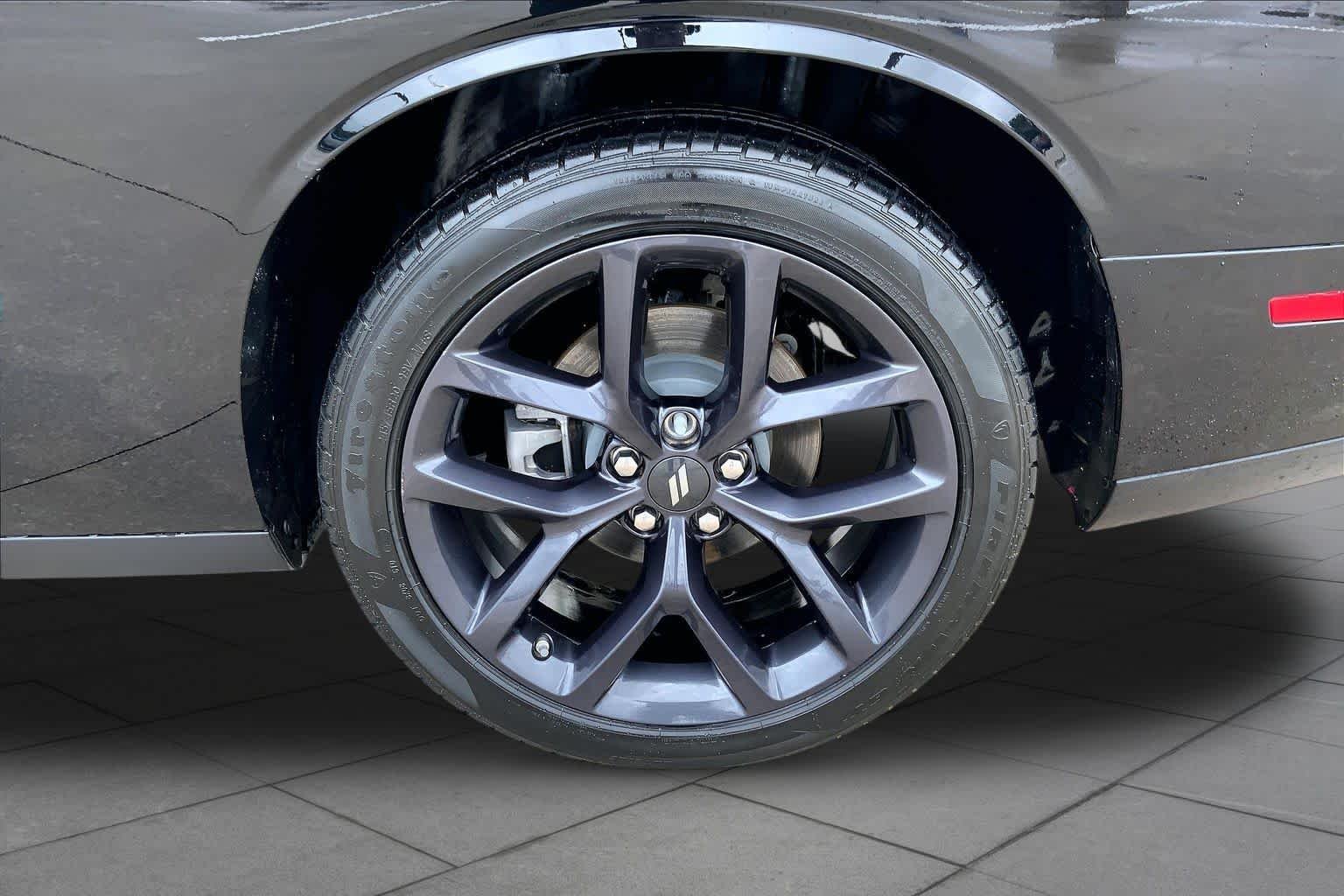 Used 2023 Pitch Black Clearcoat Dodge SXT image 9