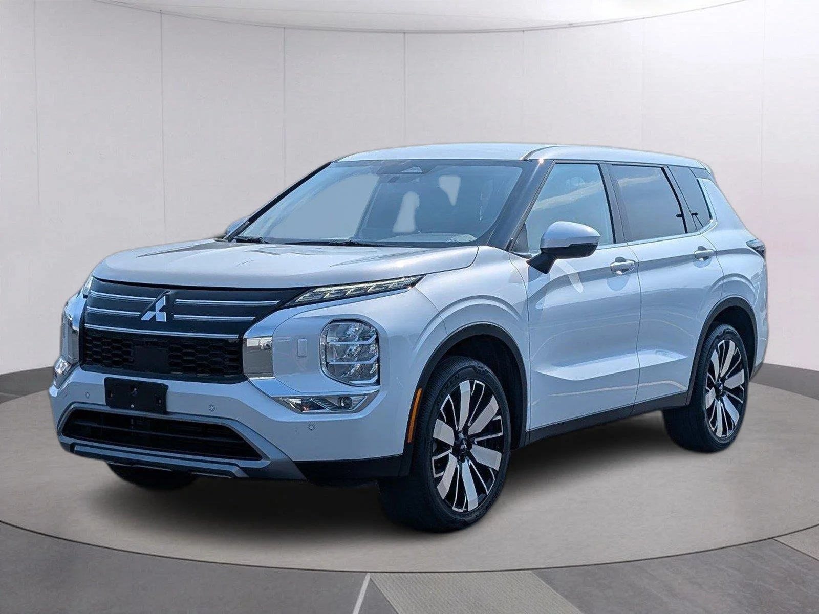 Used 2025 White Diamond Mitsubishi SE image 1
