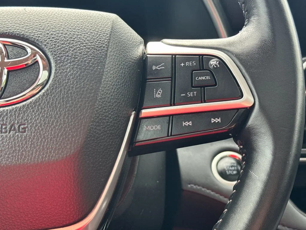 Used 2025 Silver Toyota XLE image 22