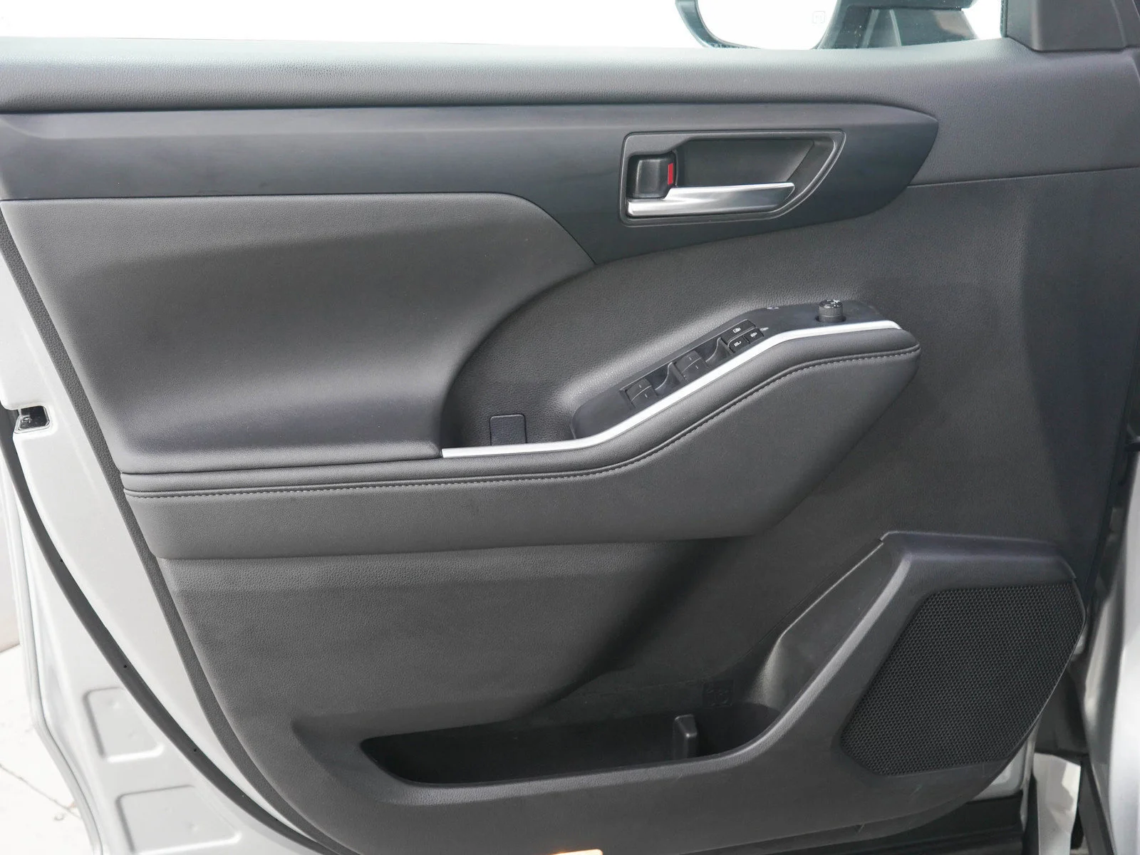 Used 2024 Silver Toyota XLE AWD (Natl) image 22