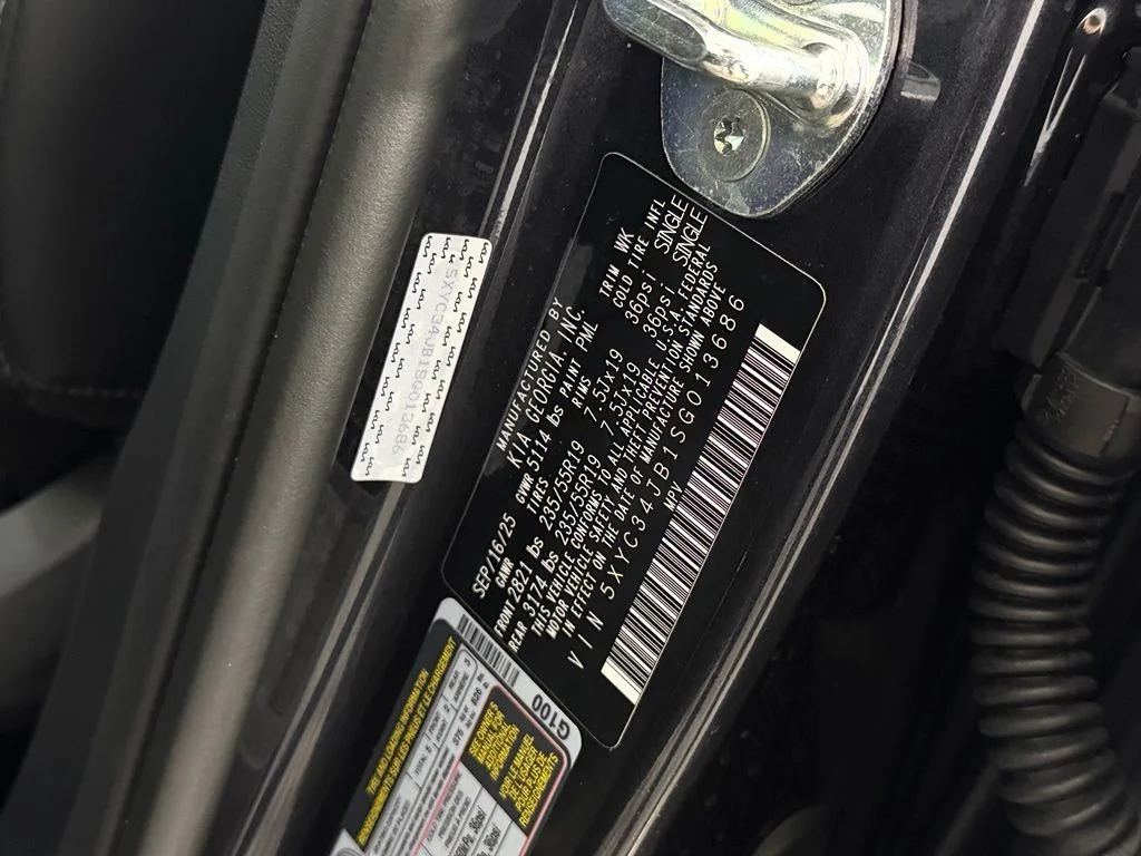Certified Used 2025  Kia Light image 34