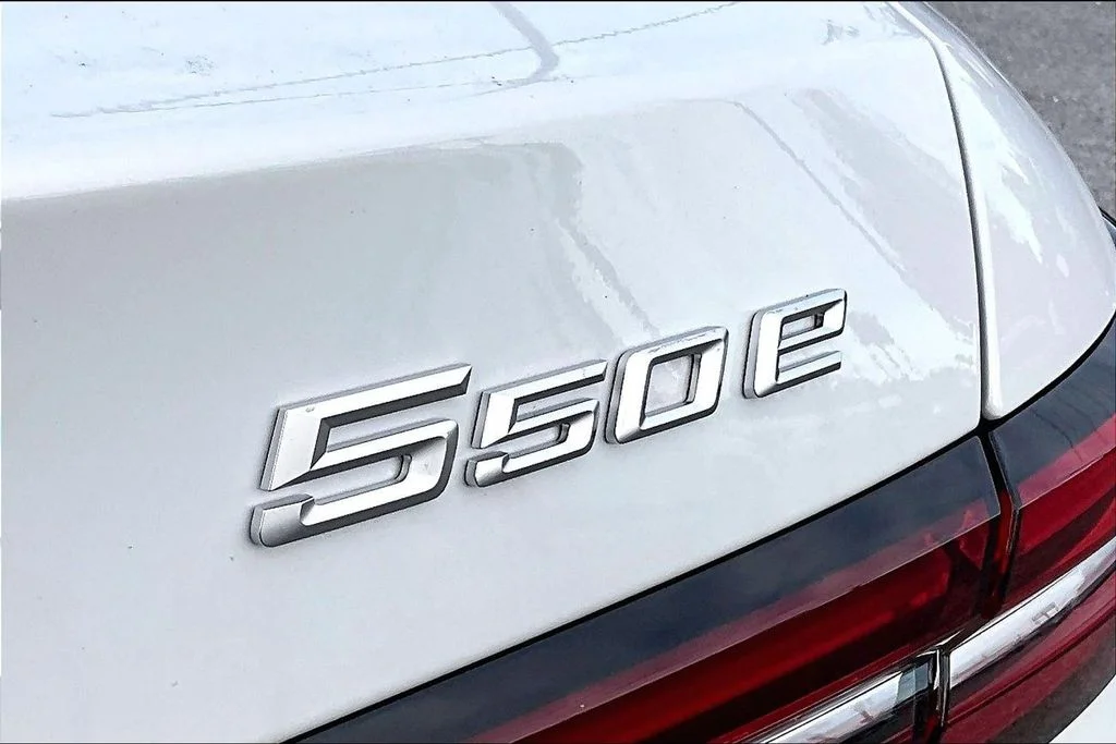 2026 BMW 5 Series 550e - Photo 15