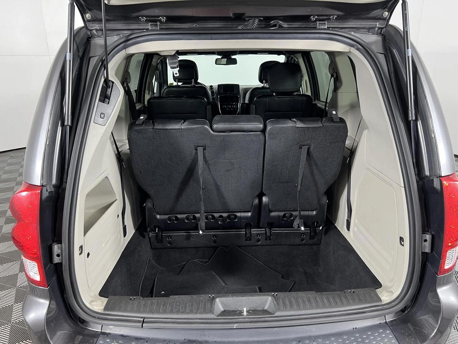 Used 2019 Granite Pearlcoat Dodge SXT image 12