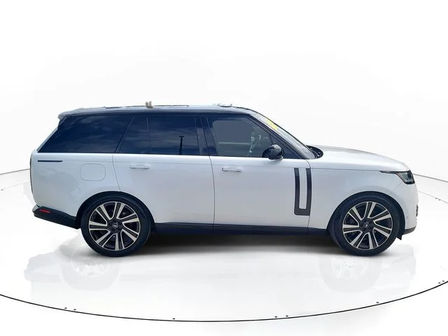 Used 2023  Land Rover SE image 4