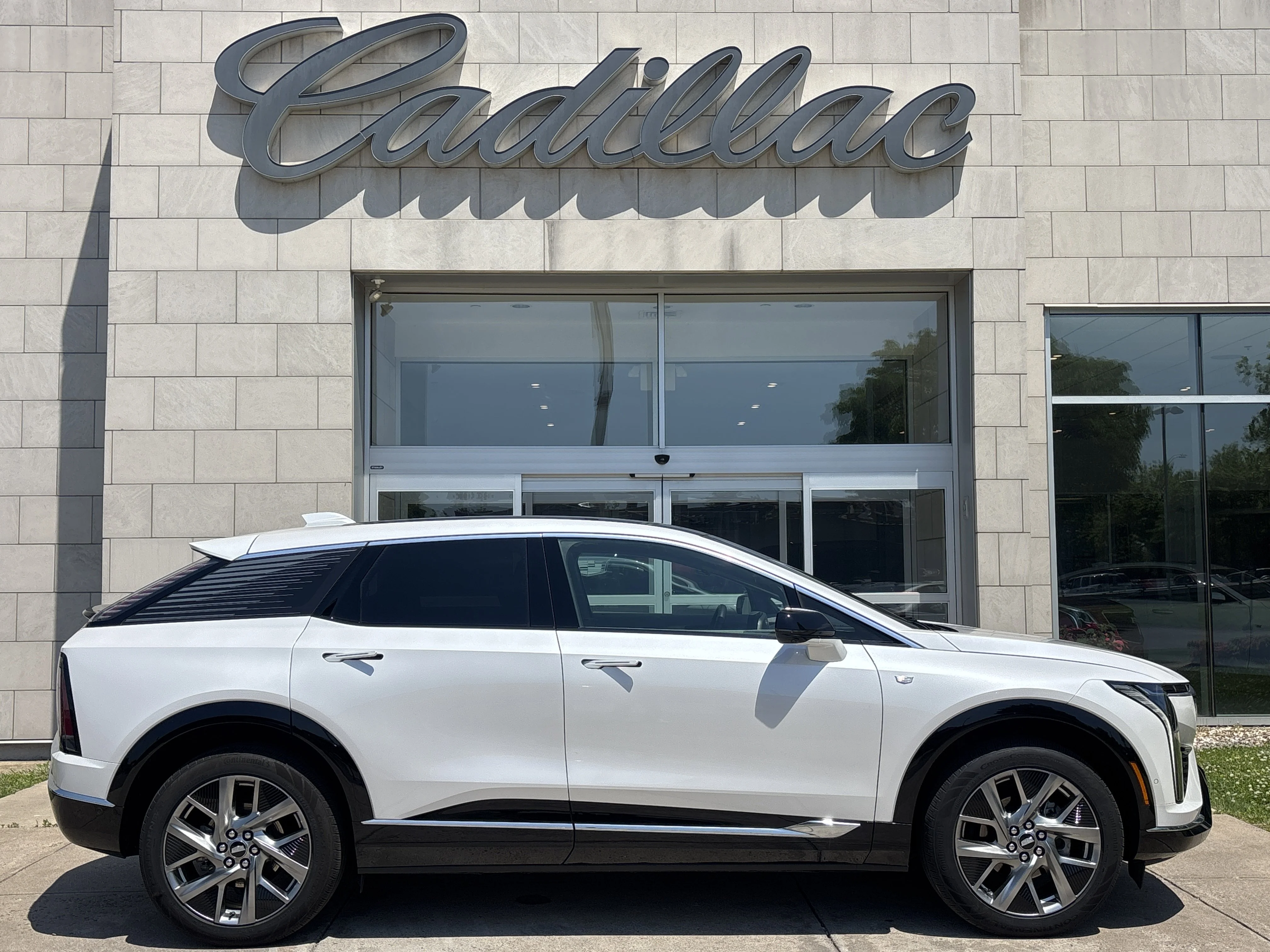 Used 2025 Crystal White Tricoat Cadillac Luxury image 3