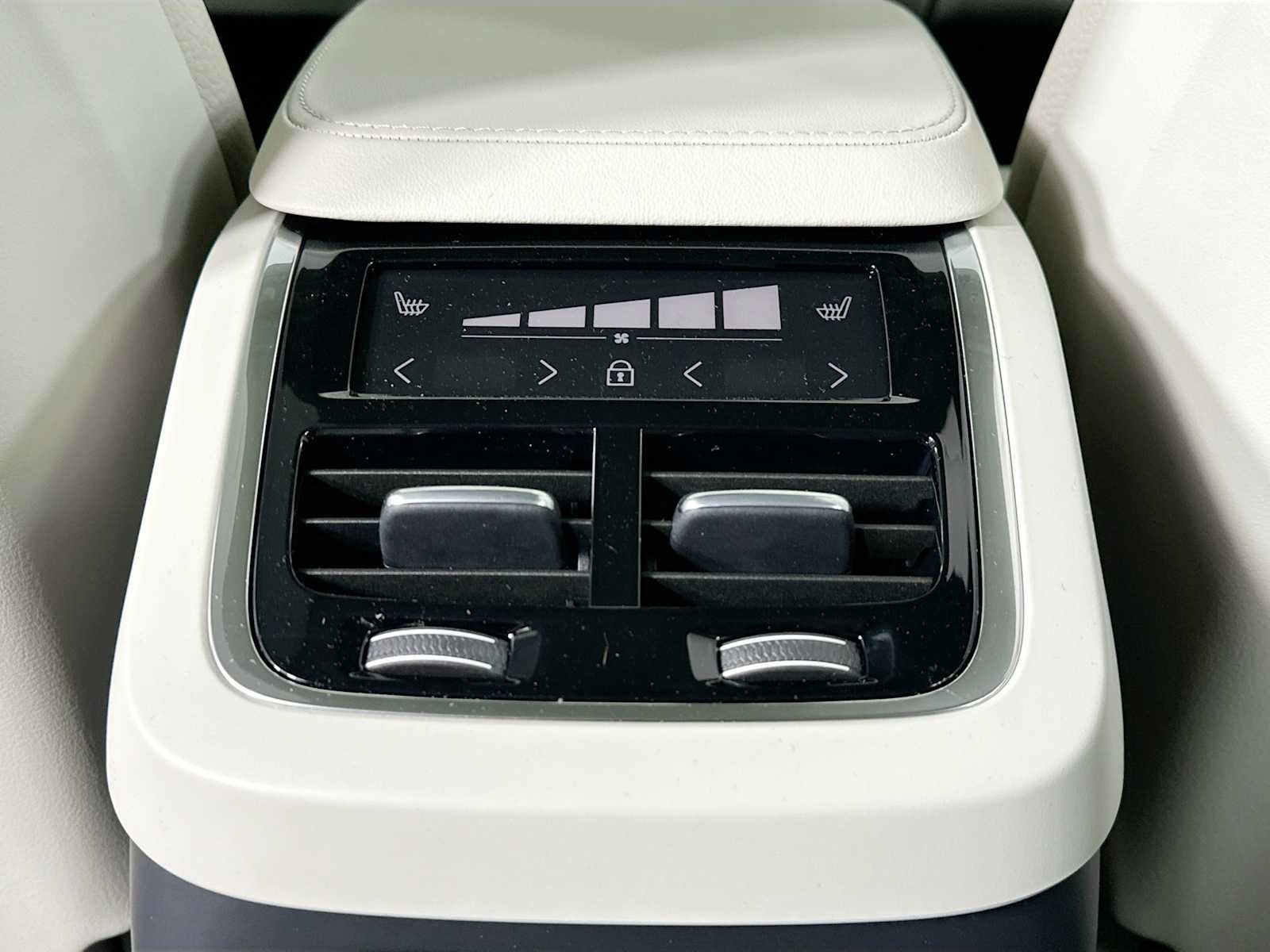 Certified Used 2025 Vapour Grey Volvo Plus image 21