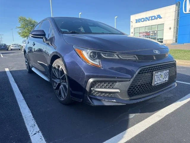 Used 2020  Toyota SE image 2