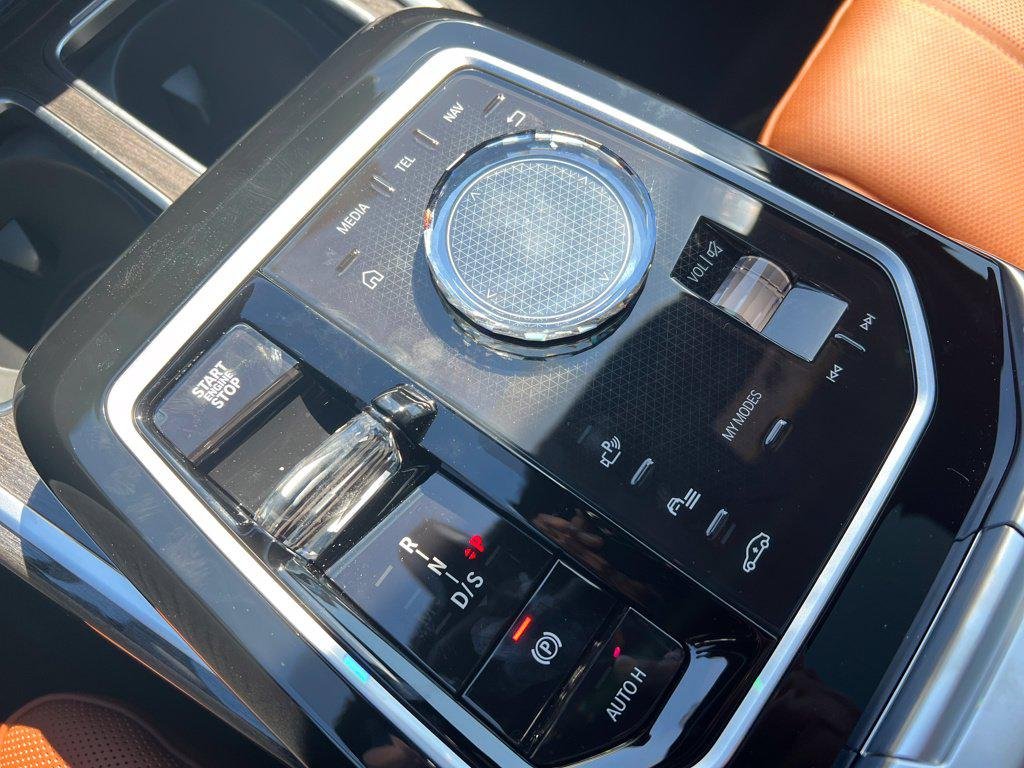 New 2026 Dravit Grey Metallic BMW 750e xDrive image 17