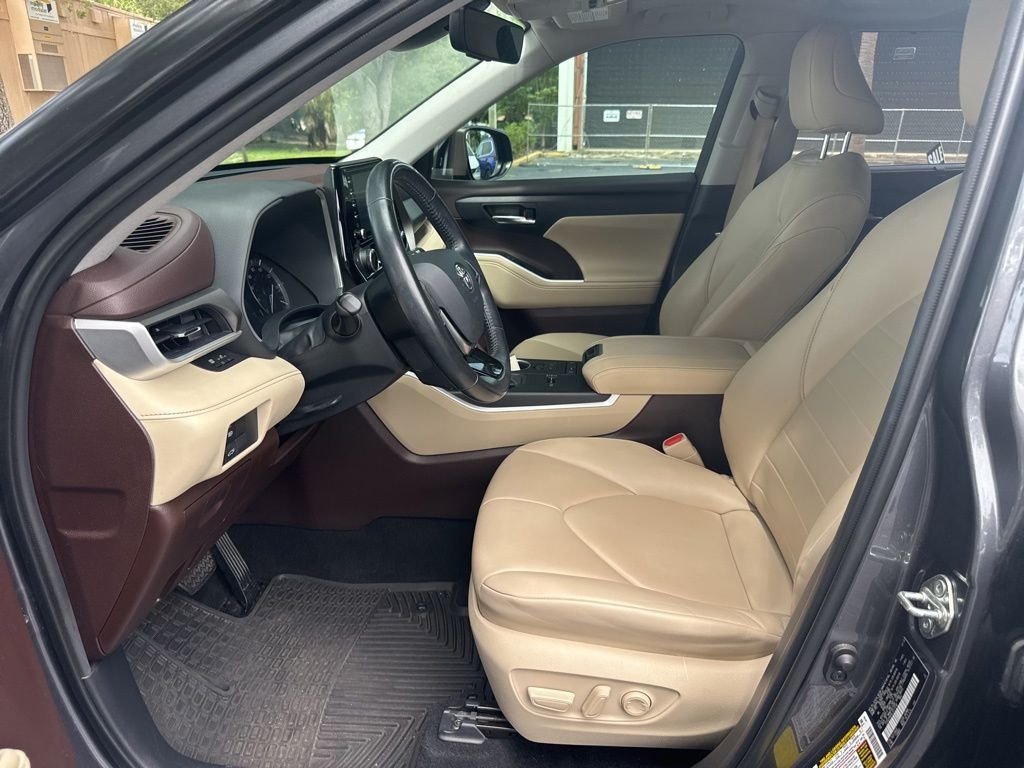 Used 2020 Gray Toyota XLE image 35