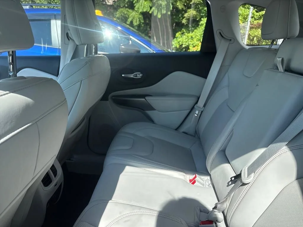 Used 2022 Silver Jeep Limited image 16