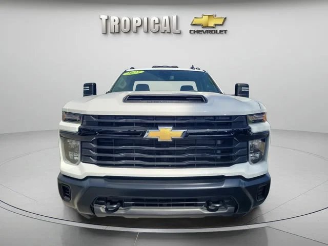 New 2025 Summit White Chevrolet WT image 7