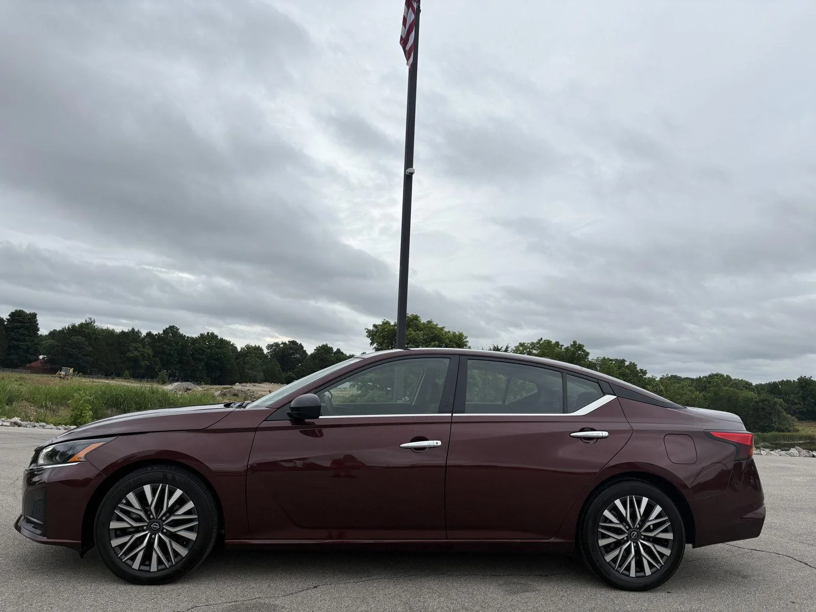 Used 2025 Garnet Pearl Metallic Nissan SV image 3
