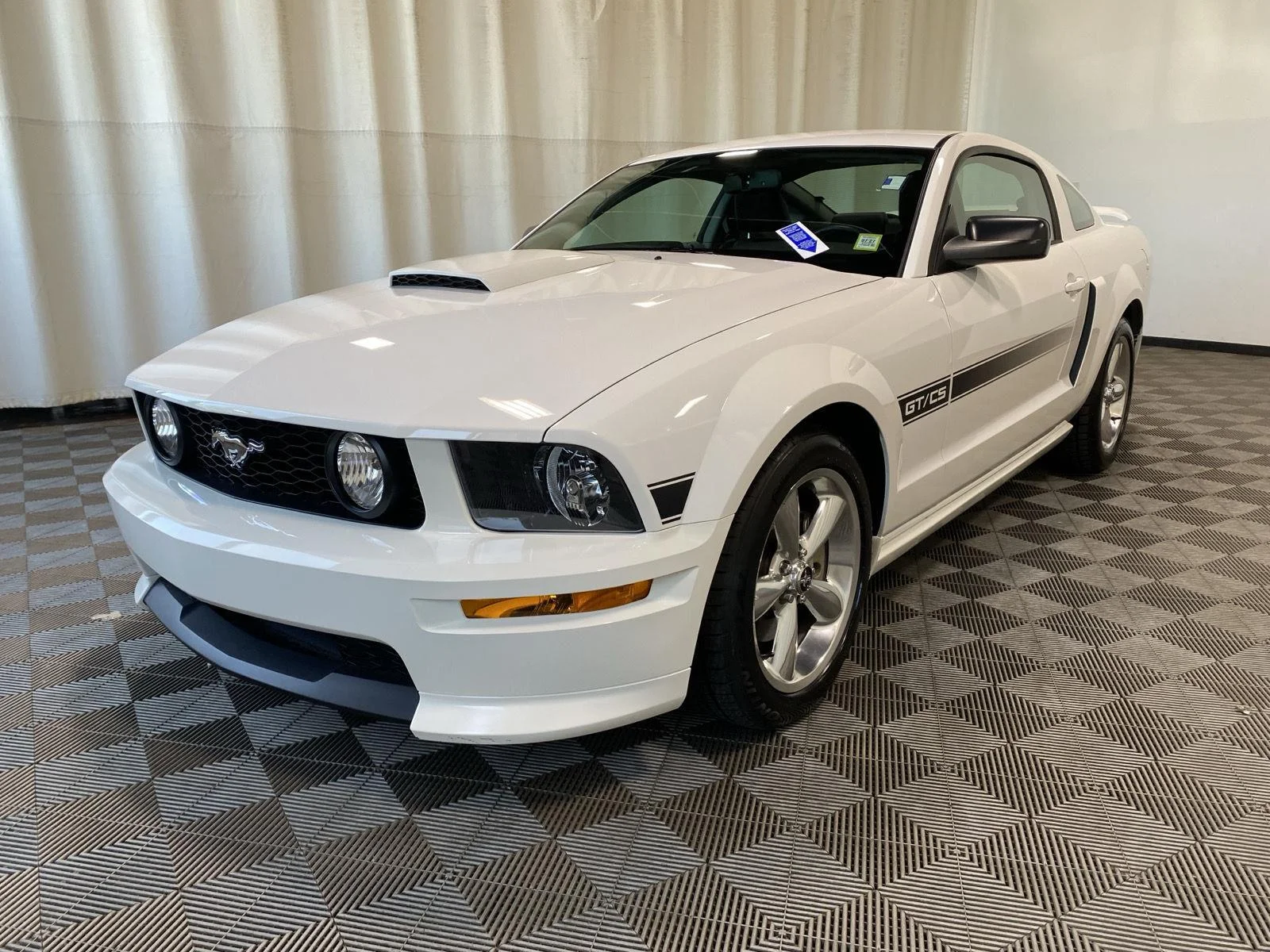 Used 2008 Performance White Clearcoat Ford GT Deluxe image 4