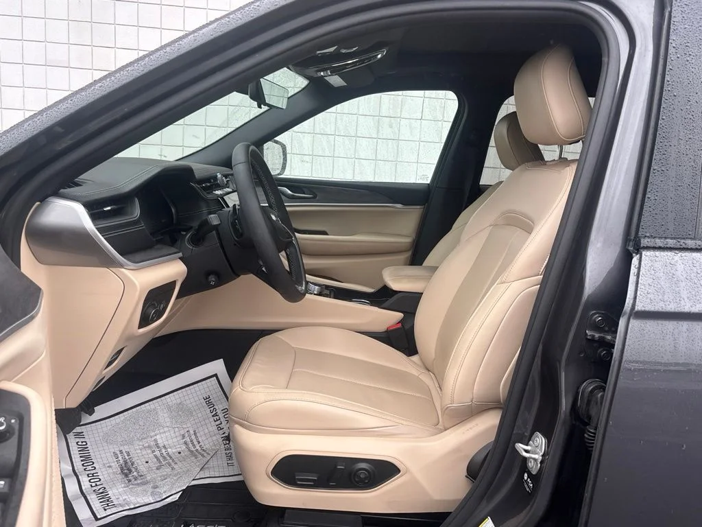 Used 2024 Gray Jeep Limited image 4