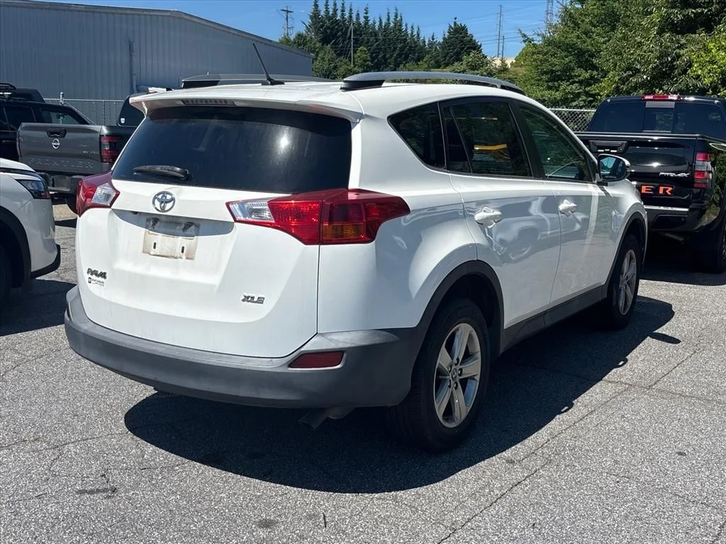 Used 2015 White Toyota XLE image 9