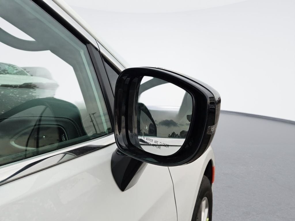 New 2027 Bright White Clear-Coat Exterior Paint Chrysler Select image 14