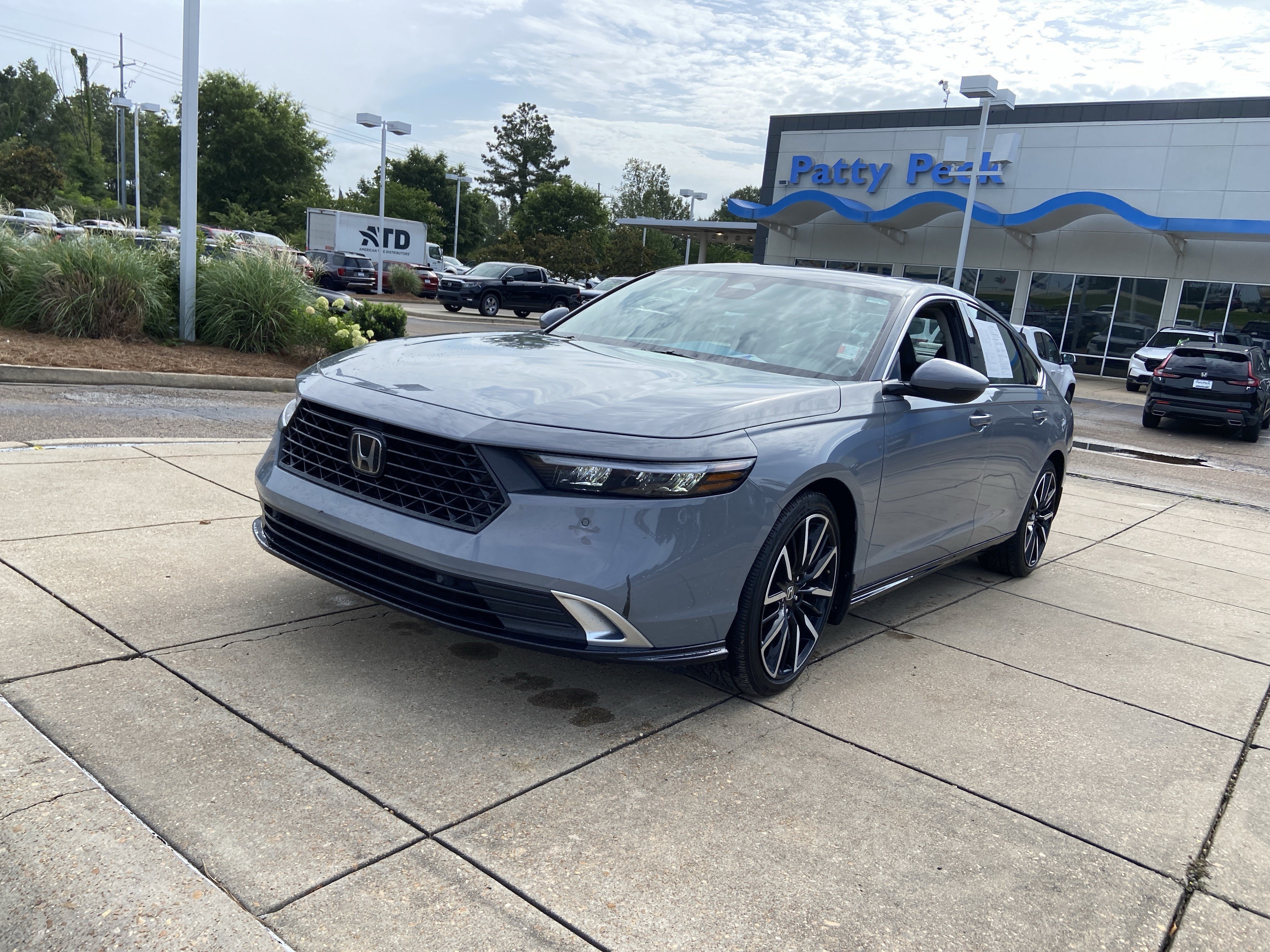 Used 2023 Urban Gray Pearl Honda Touring image 4