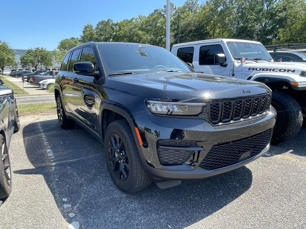 Used 2025 Black Jeep Altitude X image 4