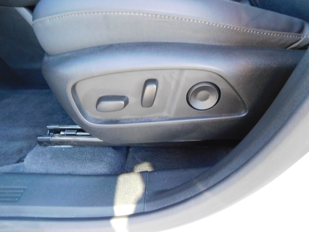 Used 2025 White Chevrolet LT image 13