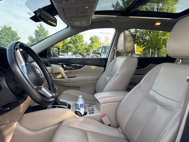 Used 2017 White Nissan SL image 9