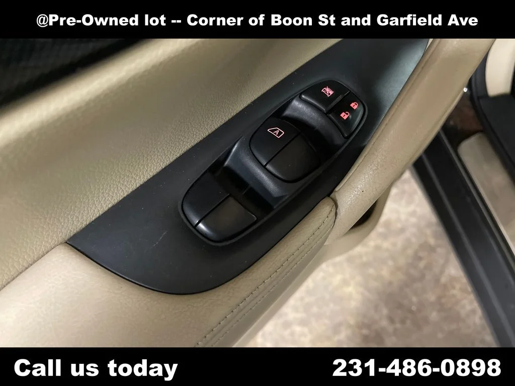 Used 2016 Black Nissan SL image 16