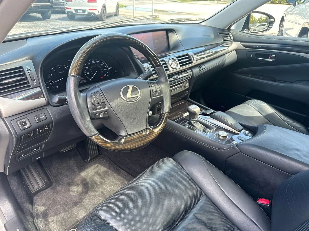 Used 2014  Lexus  image 16