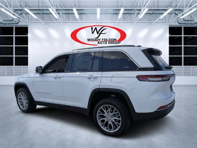 New 2027 Bright White Clear-Coat Paint Jeep Limited image 5