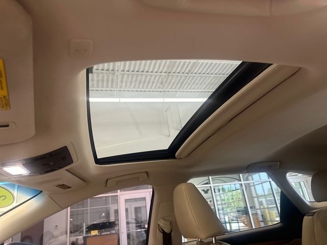 Used 2018 White Lexus 350L image 27