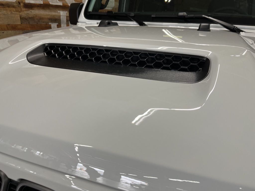 New 2026 Bright White Clear-Coat Exterior Paint Jeep Rubicon image 10