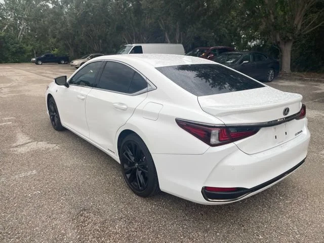 Used 2022 Ultra White Lexus ES 300h F SPORT image 4