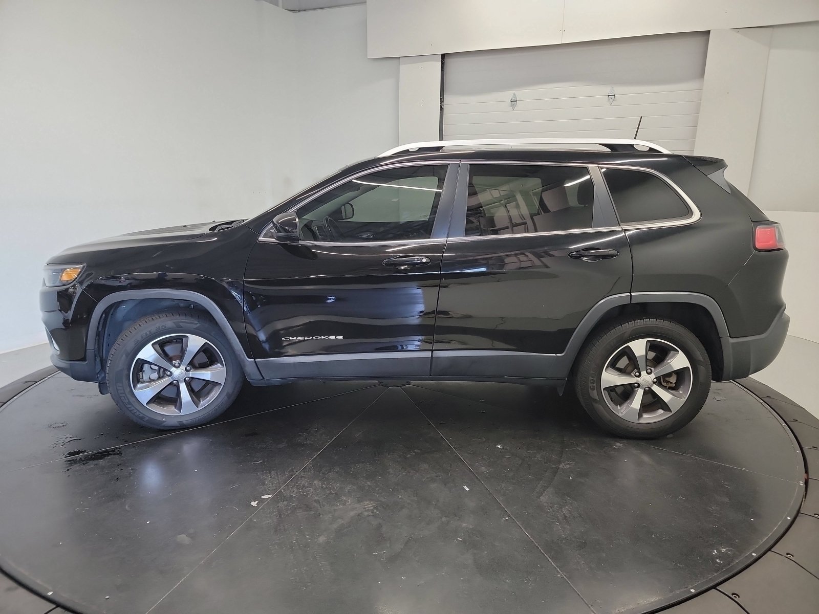 Used 2020 Diamond Black Crystal Pearlcoat Jeep Limited image 4