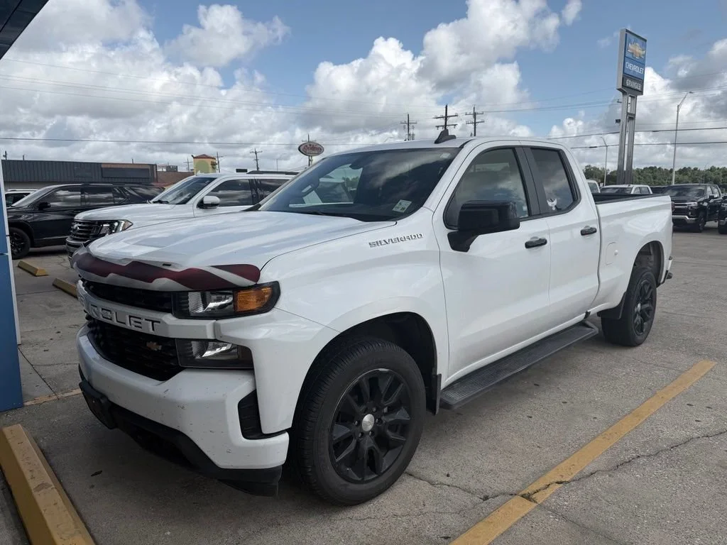 Used 2021 SUMMIT WHITE Chevrolet Custom image 9