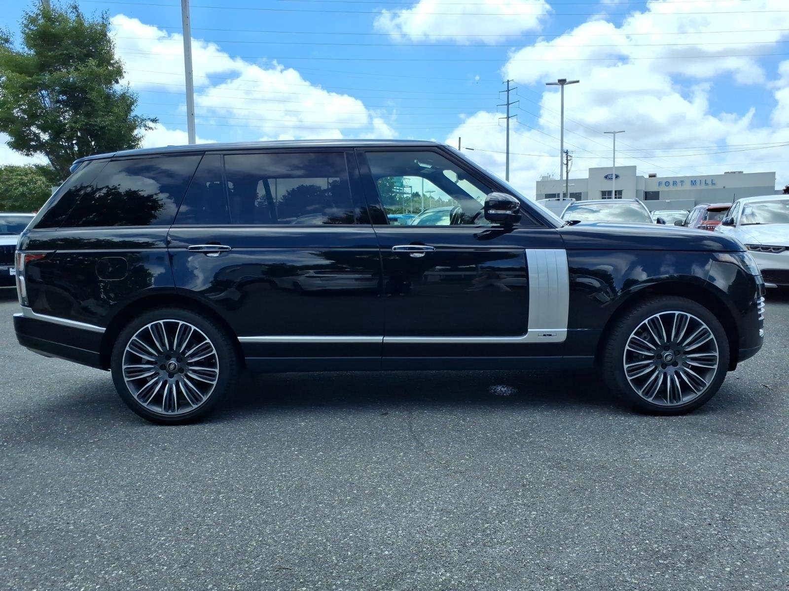Used 2020 Santorini Black Metallic Land Rover Autobiography image 11