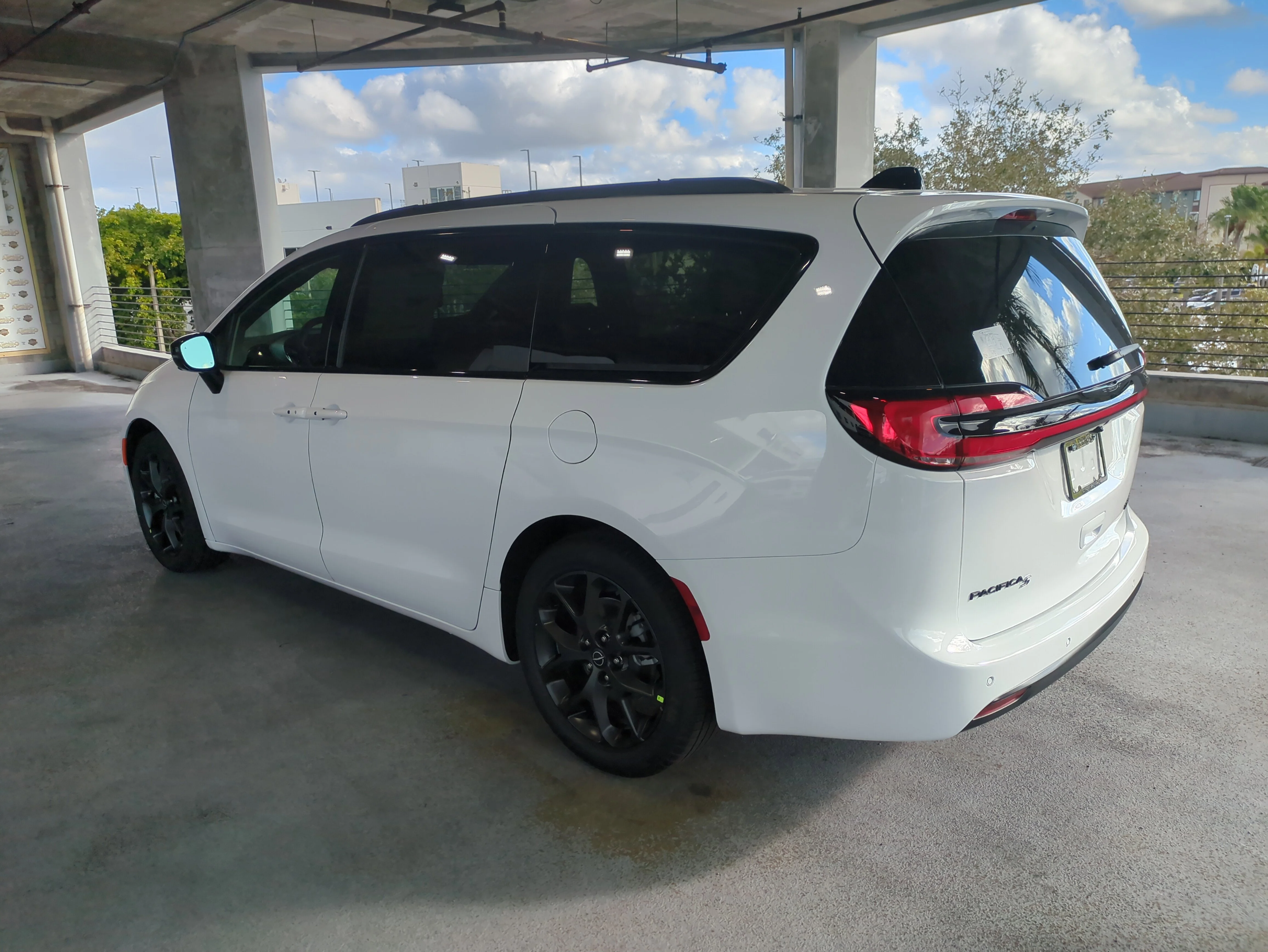 New 2026 Bright White Clear-Coat Exterior Paint Chrysler Limited image 6