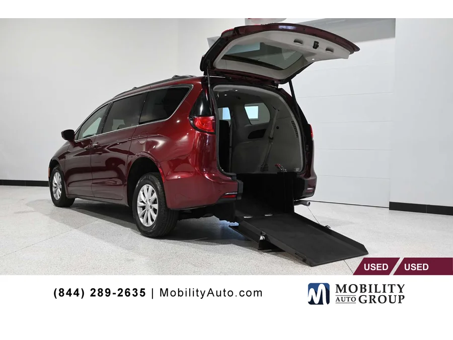 2018 Chrysler Pacifica Touring Plus's photo