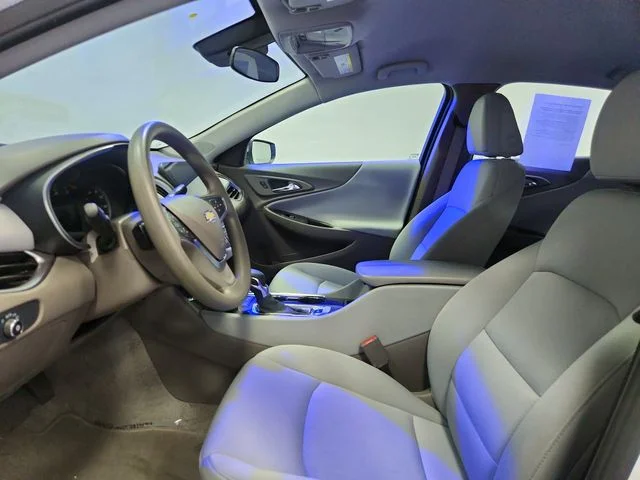 Used 2025 White Chevrolet LT image 9