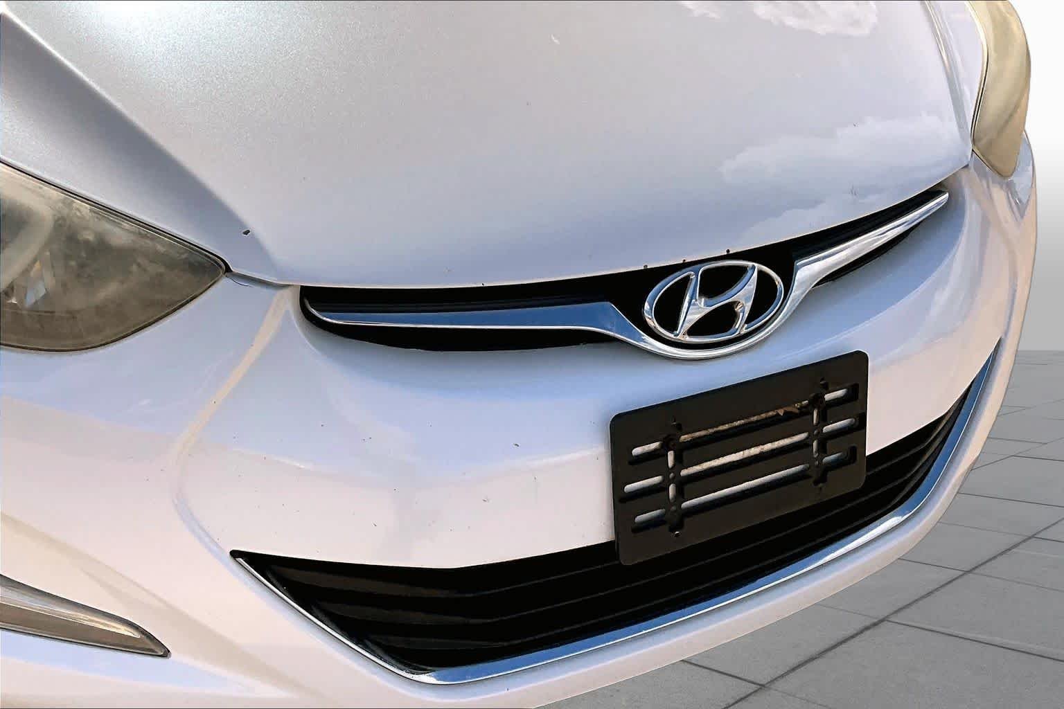 Used 2015 Quartz White Pearl Hyundai SE image 30