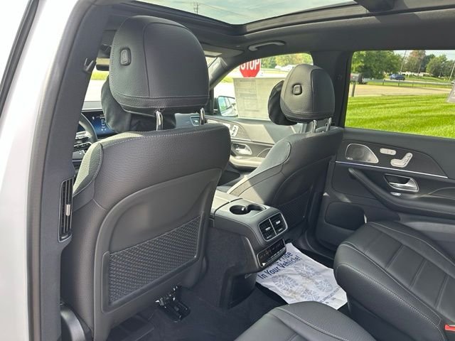 New 2026 MANUFAKTUR Moonlight White Magno Mercedes-Benz GLS 450 image 17
