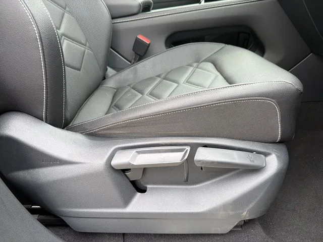 Used 2025  Volkswagen 2.0T SE w/Technology image 48