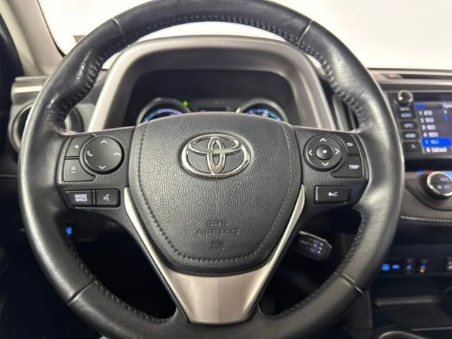 Used 2018 Super White Toyota XLE image 18