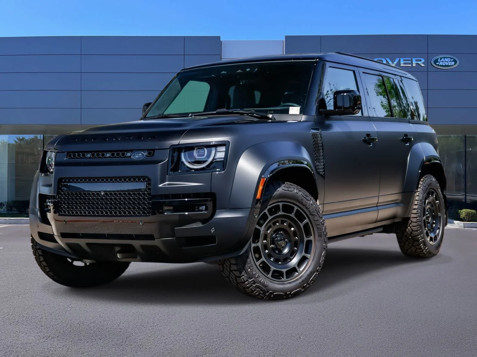 2026 Land Rover Defender 110 OCTA Black P635's photo