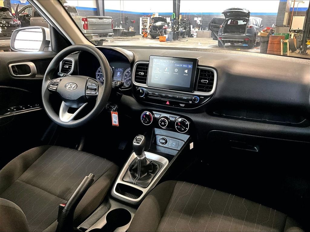 Used 2020 White Hyundai SE image 14